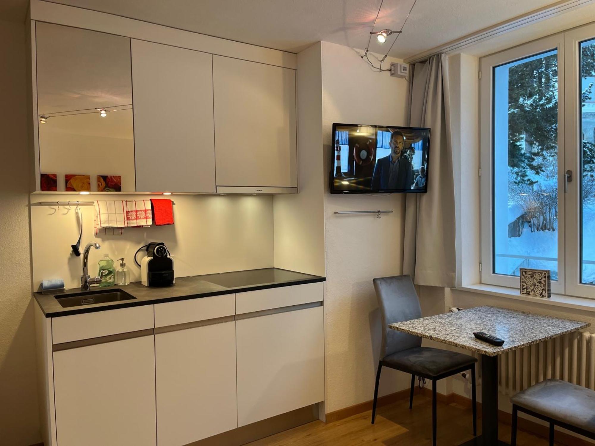 Chesa Quadrella Zimmer Mit Kuechenzeile Inklusive Bergbahnen Im Sommer-Ausser Studio Pontresina Bagian luar foto