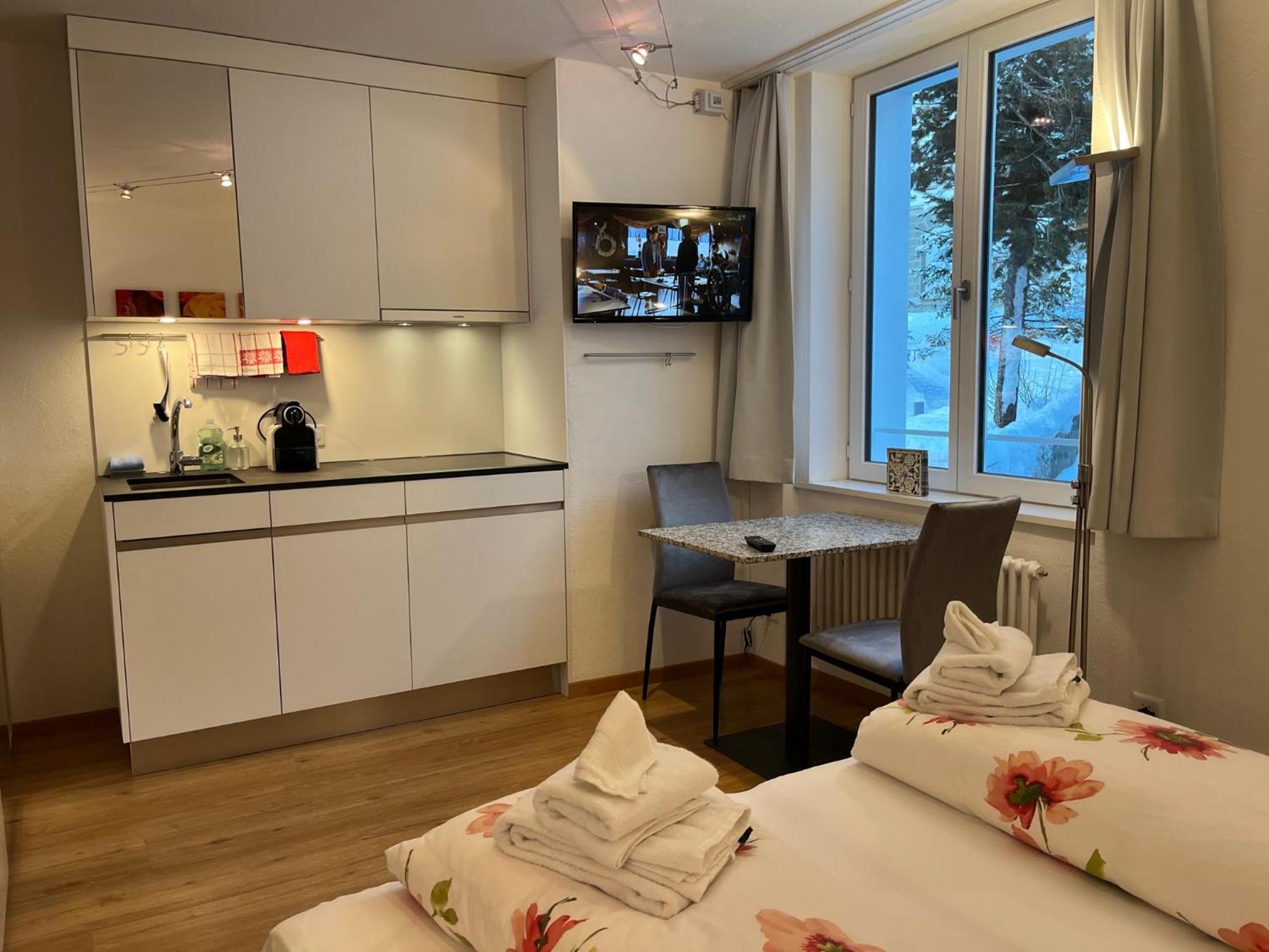 Chesa Quadrella Zimmer Mit Kuechenzeile Inklusive Bergbahnen Im Sommer-Ausser Studio Pontresina Ruang foto