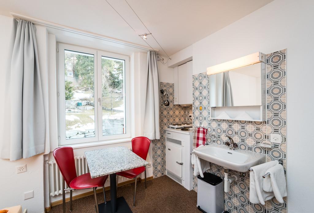 Chesa Quadrella Zimmer Mit Kuechenzeile Inklusive Bergbahnen Im Sommer-Ausser Studio Pontresina Ruang foto