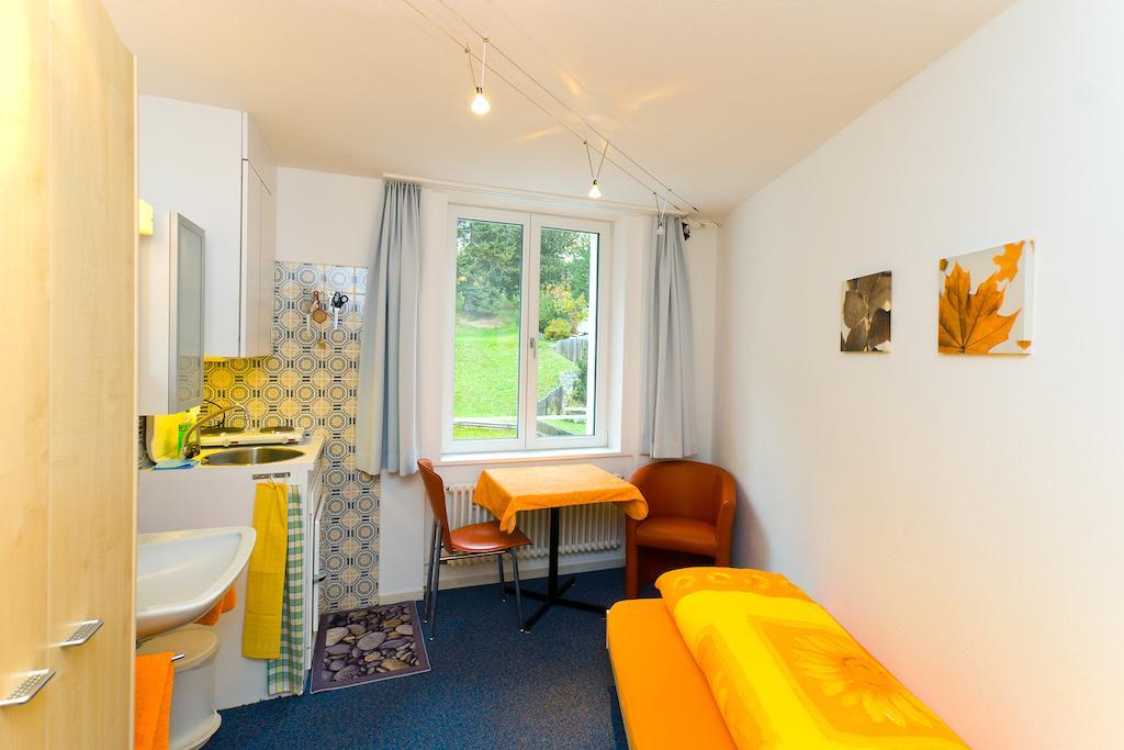 Chesa Quadrella Zimmer Mit Kuechenzeile Inklusive Bergbahnen Im Sommer-Ausser Studio Pontresina Ruang foto