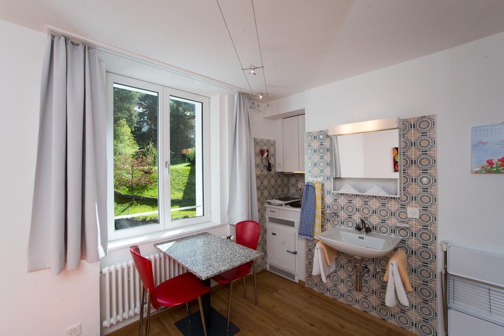 Chesa Quadrella Zimmer Mit Kuechenzeile Inklusive Bergbahnen Im Sommer-Ausser Studio Pontresina Bagian luar foto