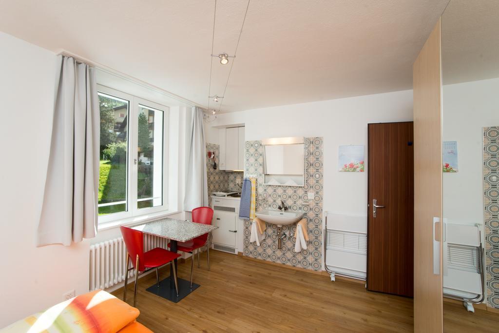 Chesa Quadrella Zimmer Mit Kuechenzeile Inklusive Bergbahnen Im Sommer-Ausser Studio Pontresina Bagian luar foto