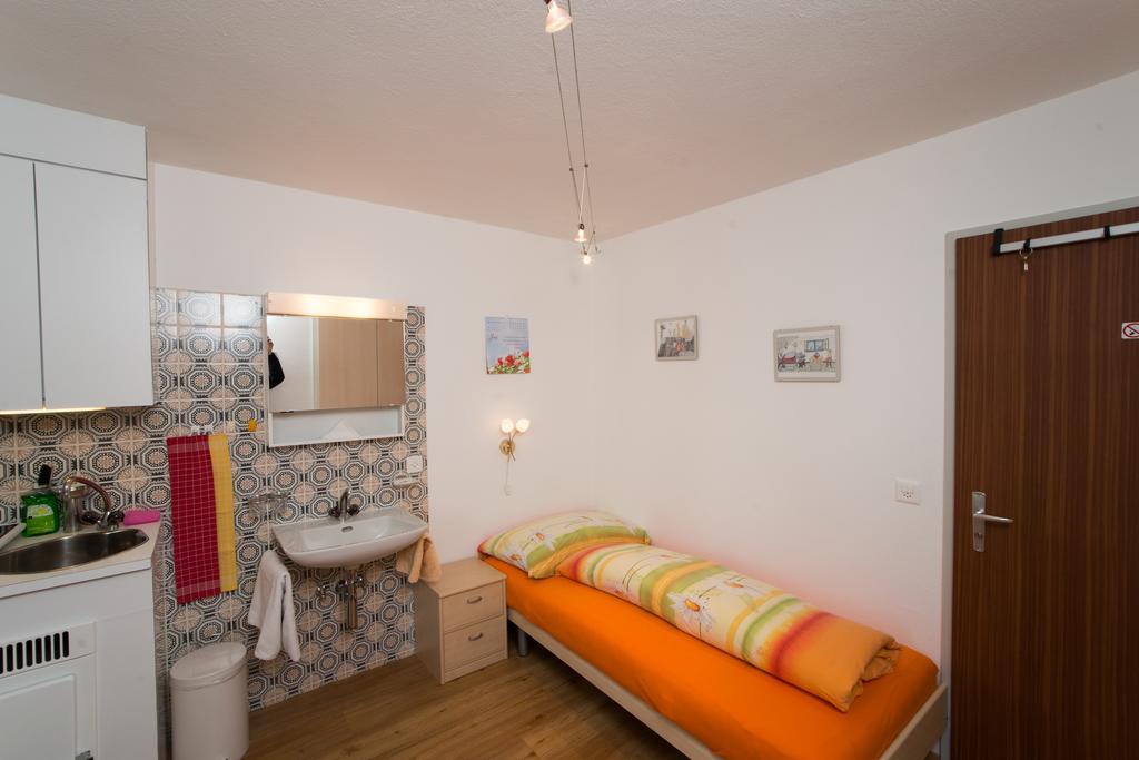 Chesa Quadrella Zimmer Mit Kuechenzeile Inklusive Bergbahnen Im Sommer-Ausser Studio Pontresina Bagian luar foto